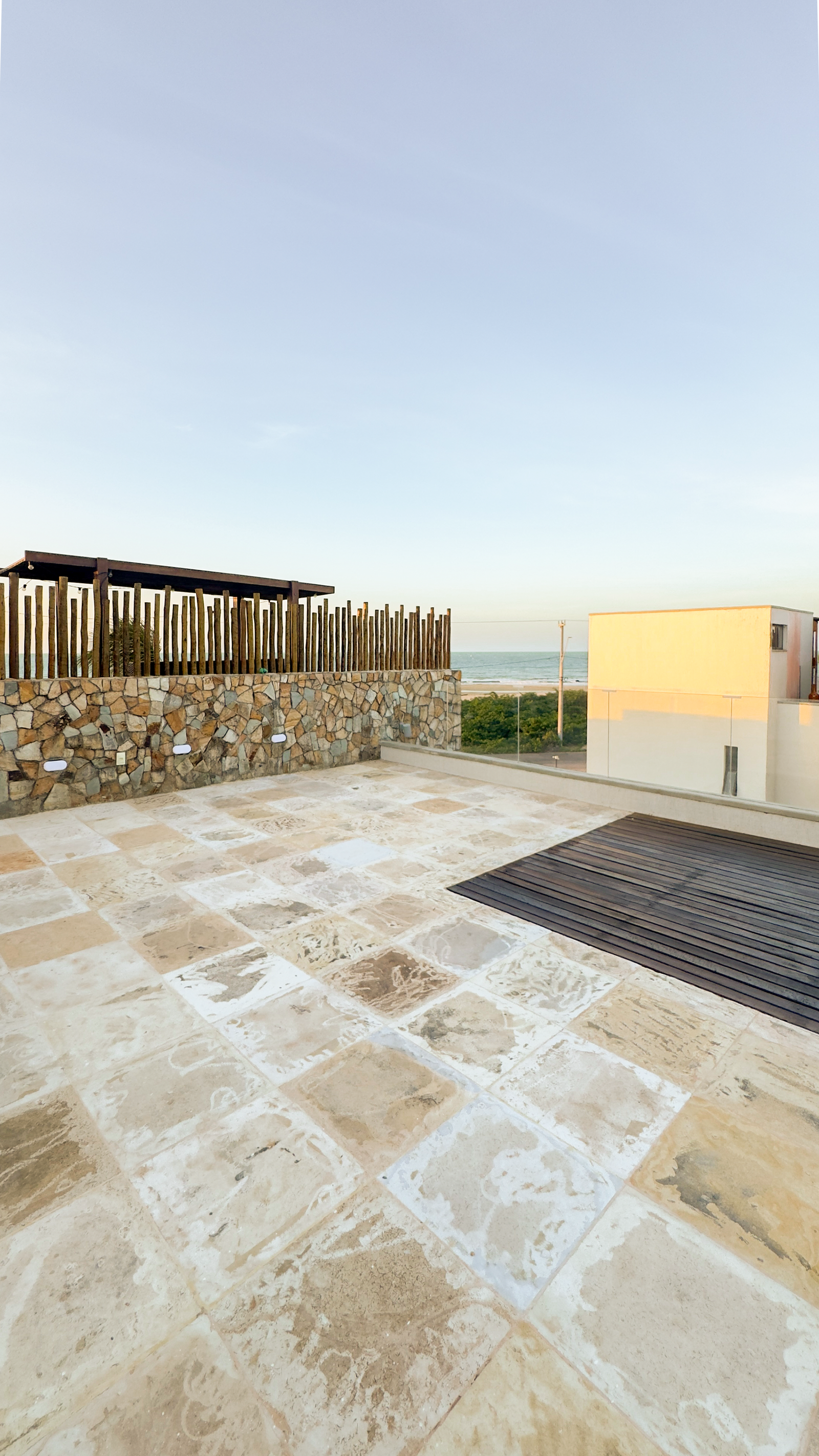 Casa com 3 quartos e rooftop beira mar em Flecheiras