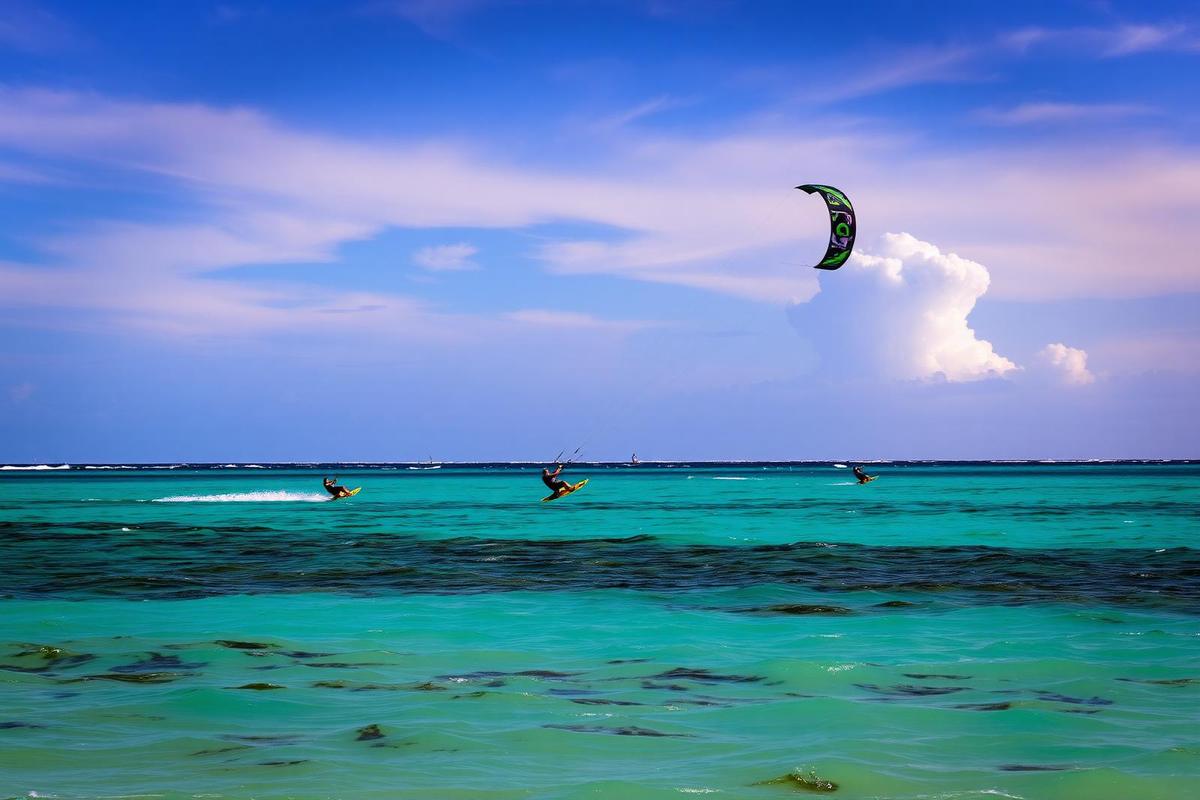 Kitesurfistas nas águas turquesa de Guajiru